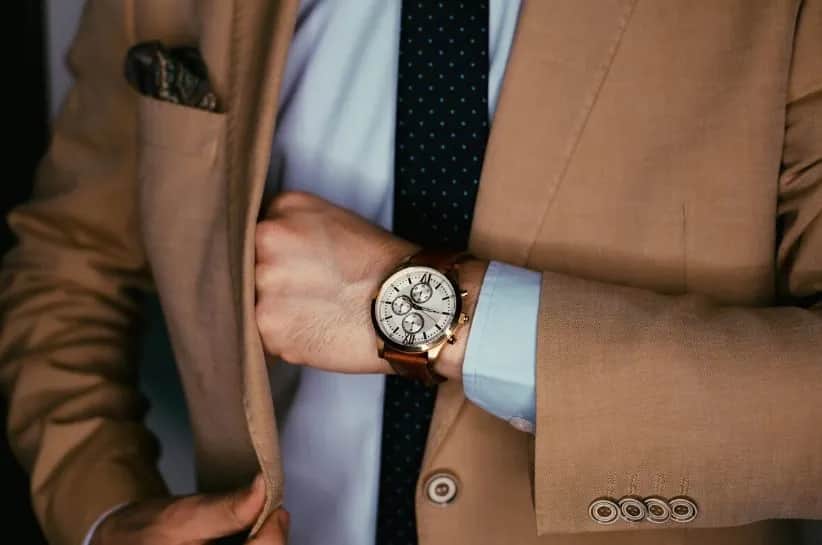 Jaką koszulę do beżowej marynarki wybrać, by wyglądać stylowo?