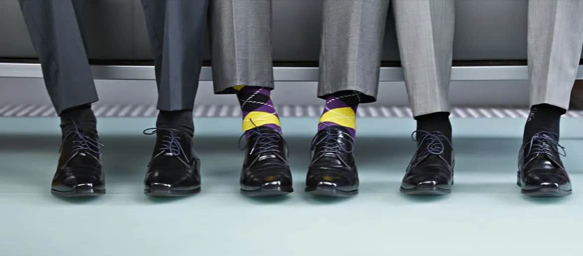 Jakie skarpetki do garnituru w kratę, aby uniknąć modowych wpadek?