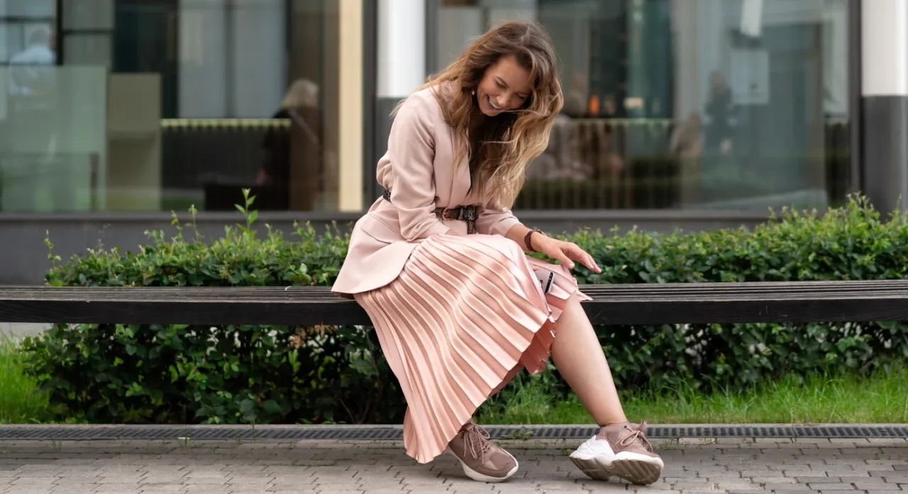 Jaką bluzkę wybrać do spódnicy z falbanami, by zachwycić stylizacją?