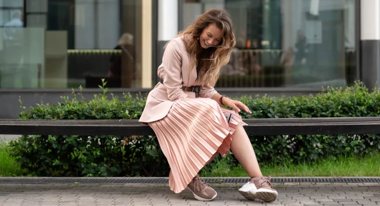 Jaką bluzkę wybrać do spódnicy z falbanami, by zachwycić stylizacją?