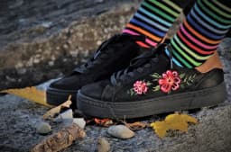 Jakie skarpetki do sneakersów – unikaj błędów w stylizacji
