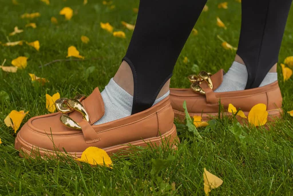 Czy do mokasynów nosi się skarpetki? Oto najlepsze porady stylowe
