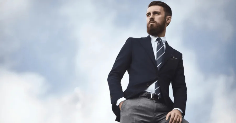 Jaką bluzkę wybrać do granatowej marynarki, aby wyglądać stylowo?