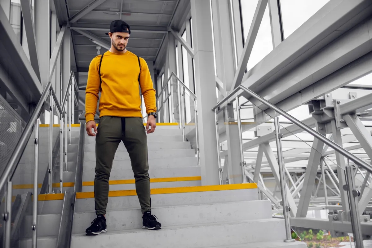 Jaka bluzka do spodni khaki? Odkryj idealne połączenia stylowe