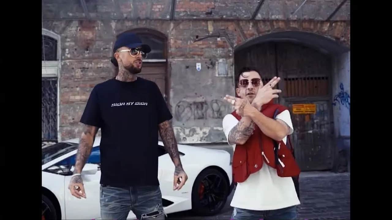 Pokaż co tam masz pod bluzką - znaczenie i kontekst w Pistolet