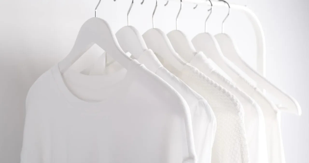 Skuteczne sposoby na wybielanie koszuli, które naprawdę działają