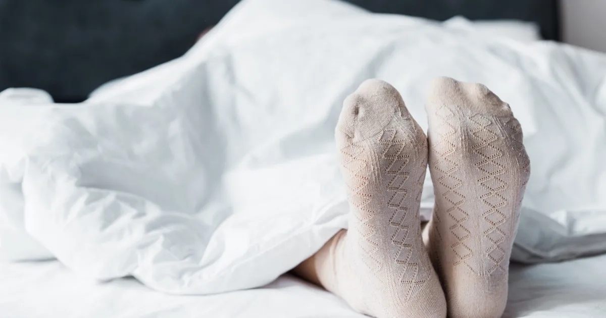 Czy spanie w skarpetkach jest zdrowe? Odkryj zaskakujące korzyści