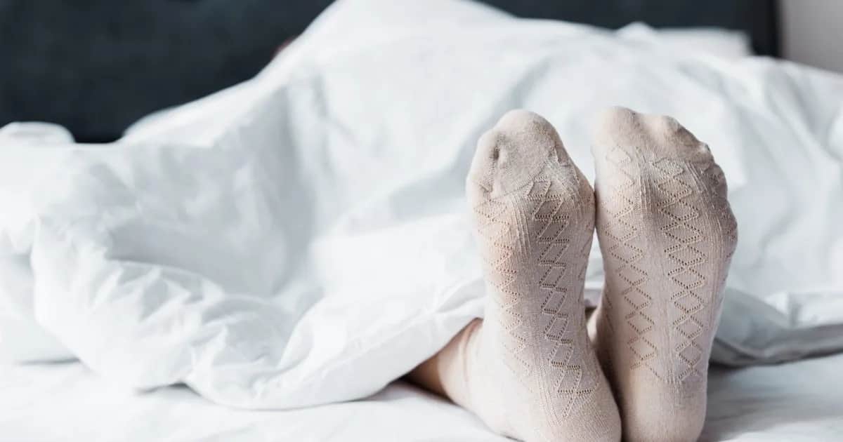 Czy spanie w skarpetkach jest zdrowe? Odkryj zaskakujące korzyści