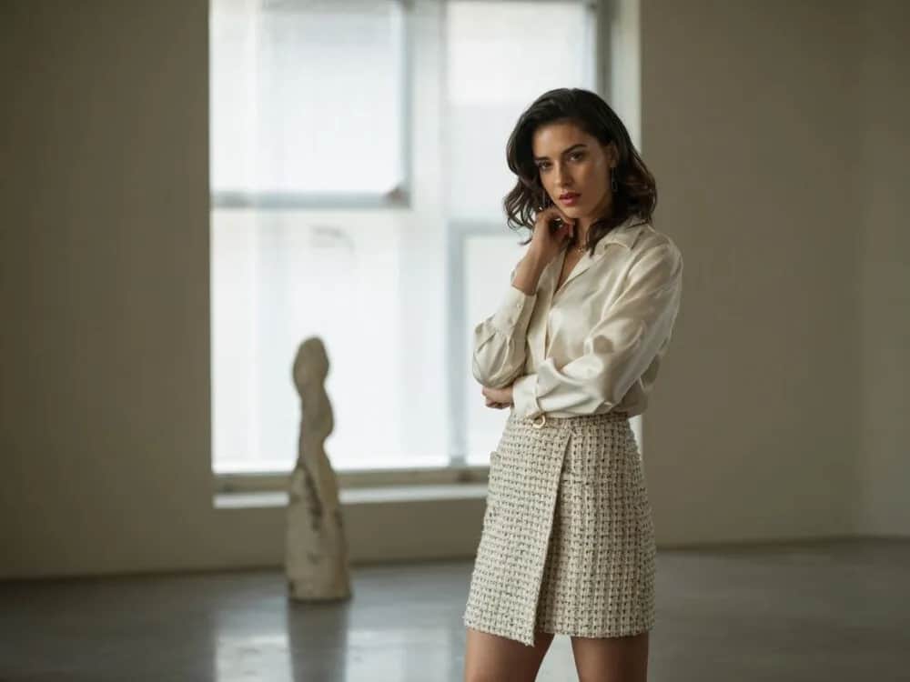 Jak ubrać się do spódnicy w kratę - modne stylizacje na każdą okazję