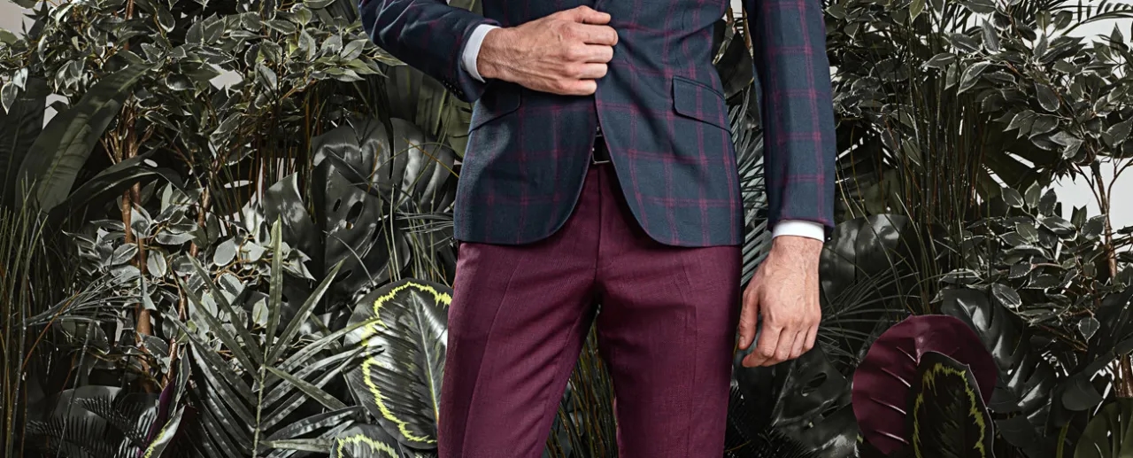 Jaką bluzkę do bordowych spodni wybrać, by wyglądać stylowo?