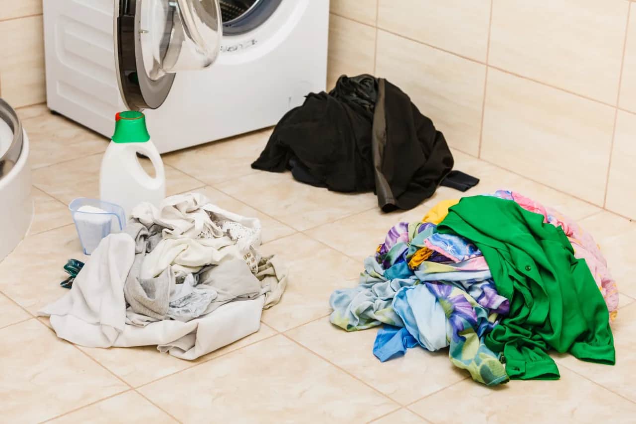 Co zrobić z zafarbowanymi ubraniami? Skuteczne metody na uratowanie tkanin