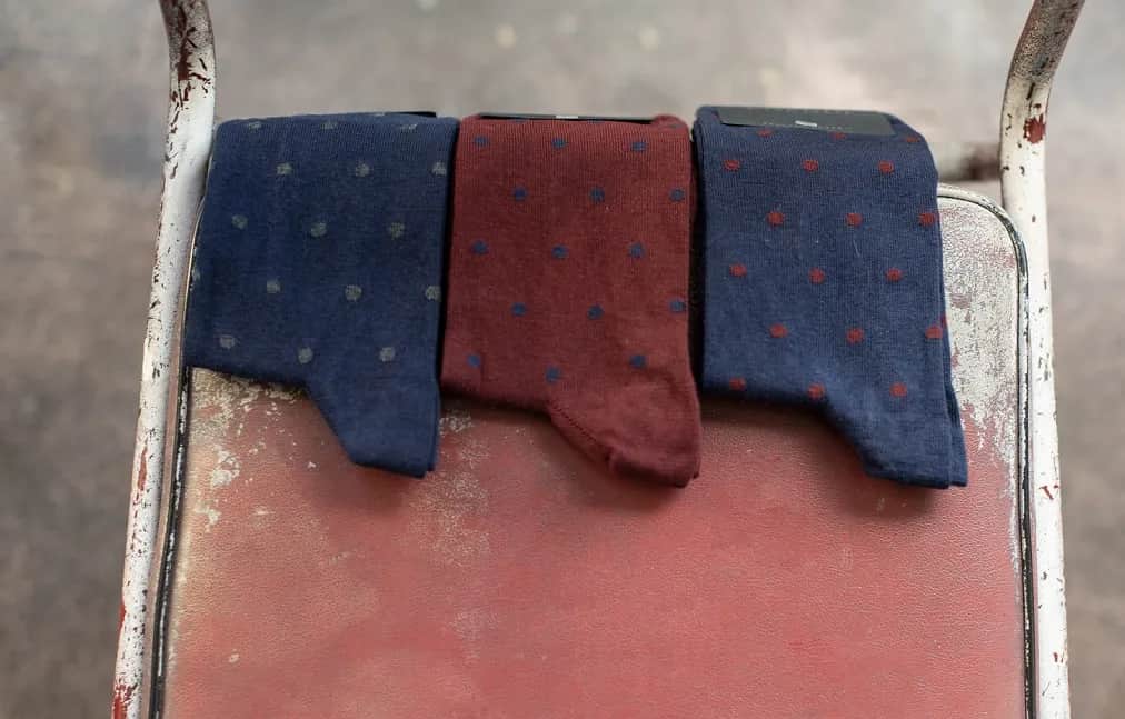 Jakie skarpetki do niebieskiego garnituru? Unikaj tych błędów!