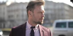 Jaką bluzkę wybrać do granatowej marynarki, aby wyglądać stylowo?