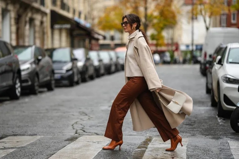 Jaką bluzkę do brązowych spodni wybrać, aby wyglądać stylowo?