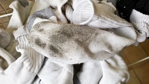 Jak skutecznie doprać brudne skarpetki i pozbyć się nieprzyjemnych zapachów