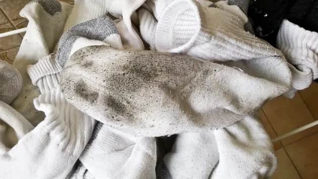 Jak skutecznie doprać brudne skarpetki i pozbyć się nieprzyjemnych zapachów