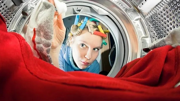 Jak wyciągnąć skarpetki z pralki i uniknąć frustracji z tym związanej