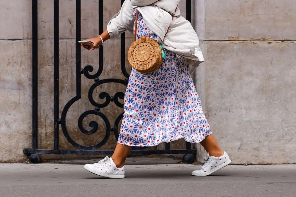 Jak stylizować białe trampki: idealne zestawienia na każdą okazję