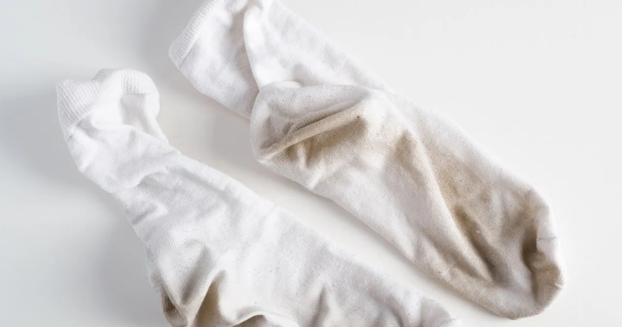 Jak prać skarpetki żeby były białe i uniknąć szarości i plam