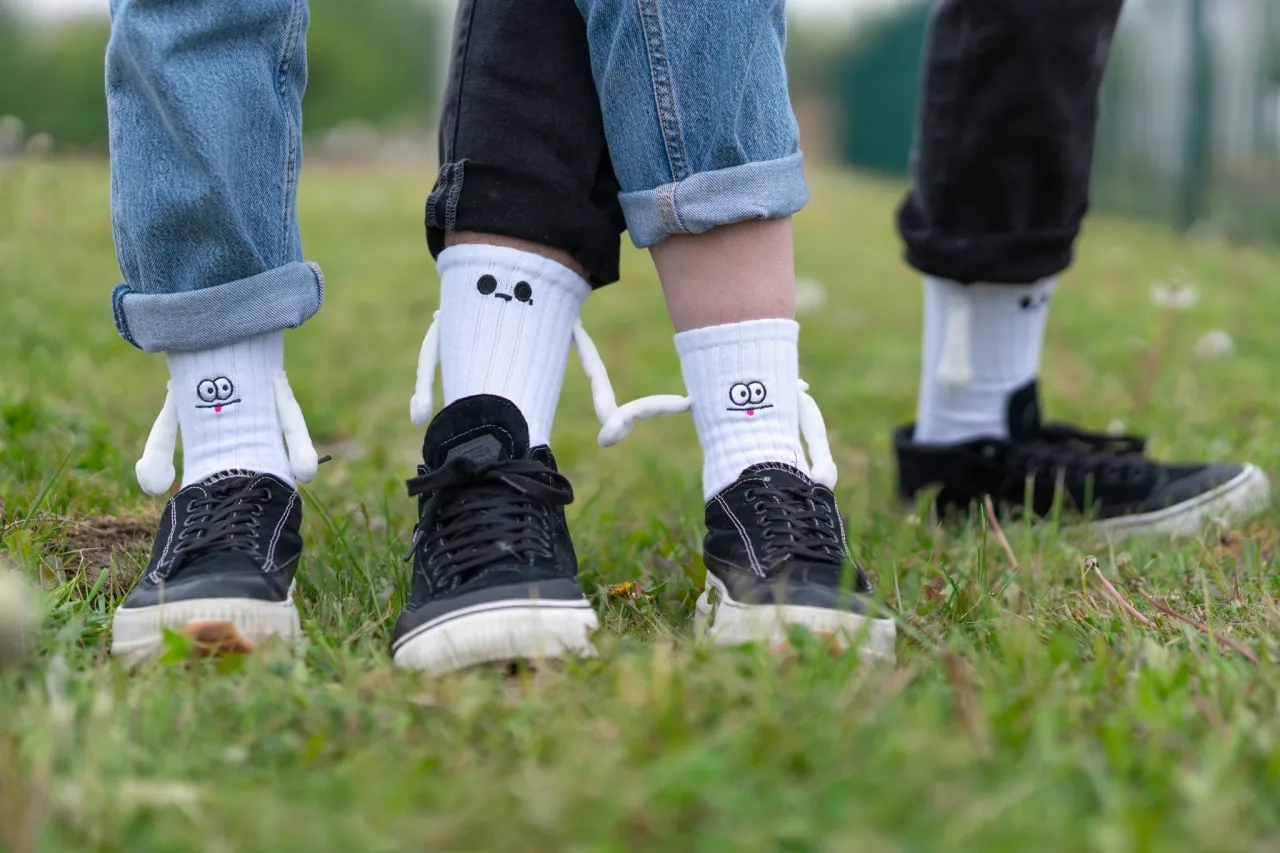 Jak nosić skarpetki na spodniach, by uniknąć modowych wpadek?